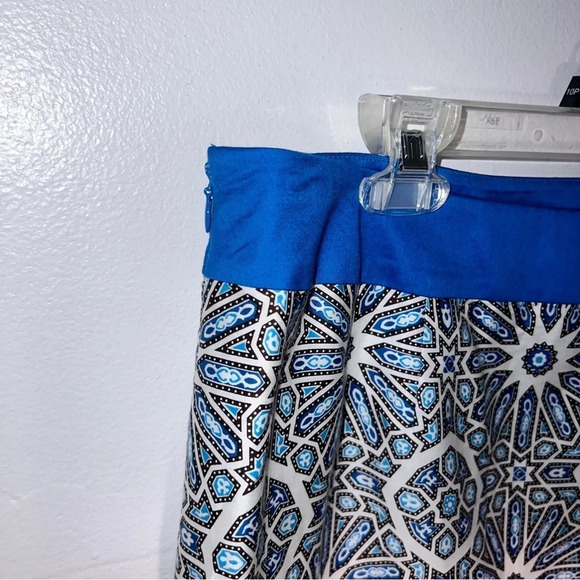 Ann Taylor,4, pleated slant pockets geometric print solid contrast waist and hem - Picture 3 of 7